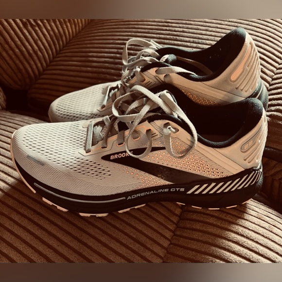 BROOKS ADRENALINE GTS 22 women's sports shoe size 9.5 good condition, - Picture 5 of 9